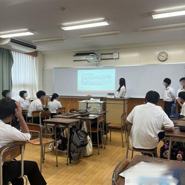 生徒がプレゼン発表をする様子