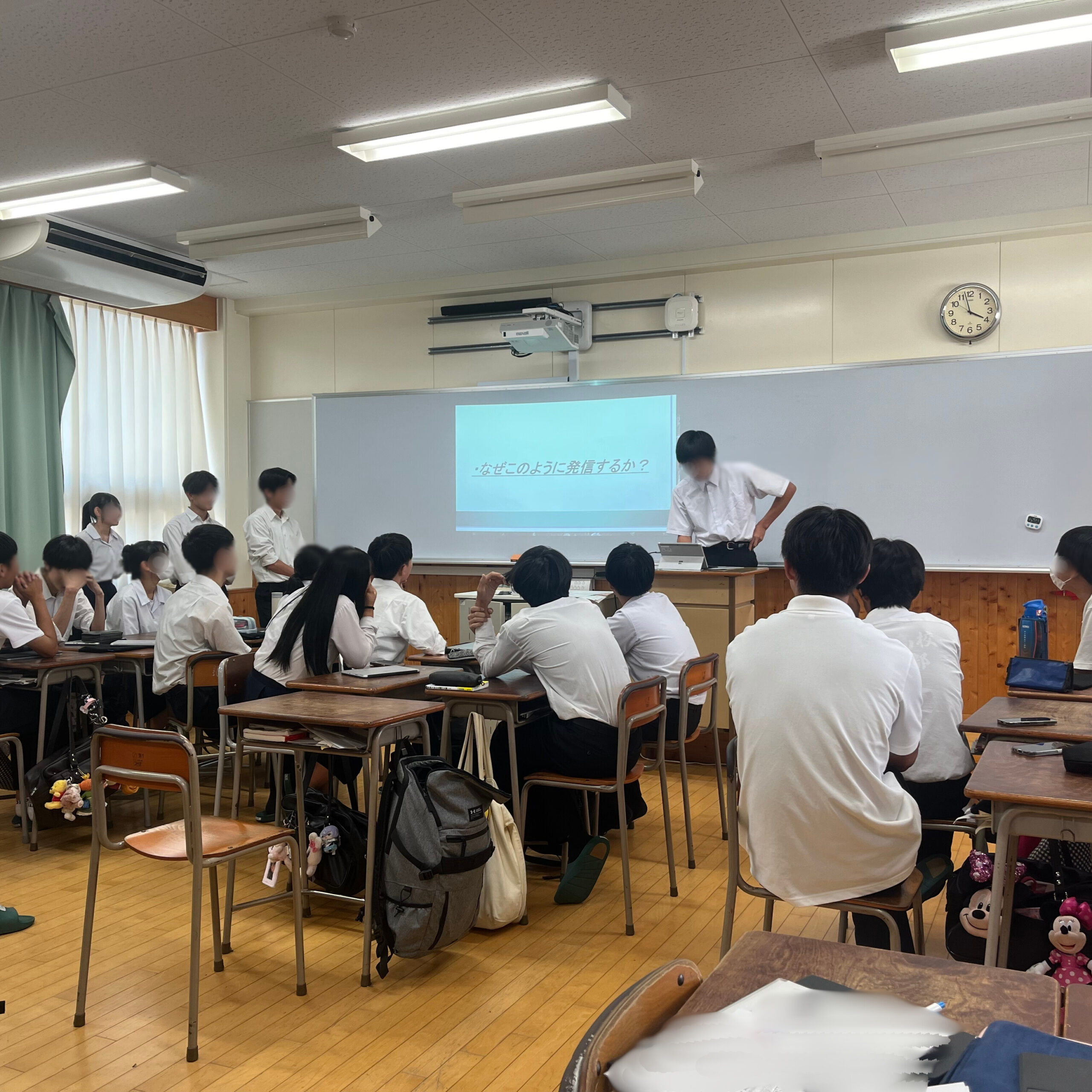 生徒がプレゼン発表をする様子